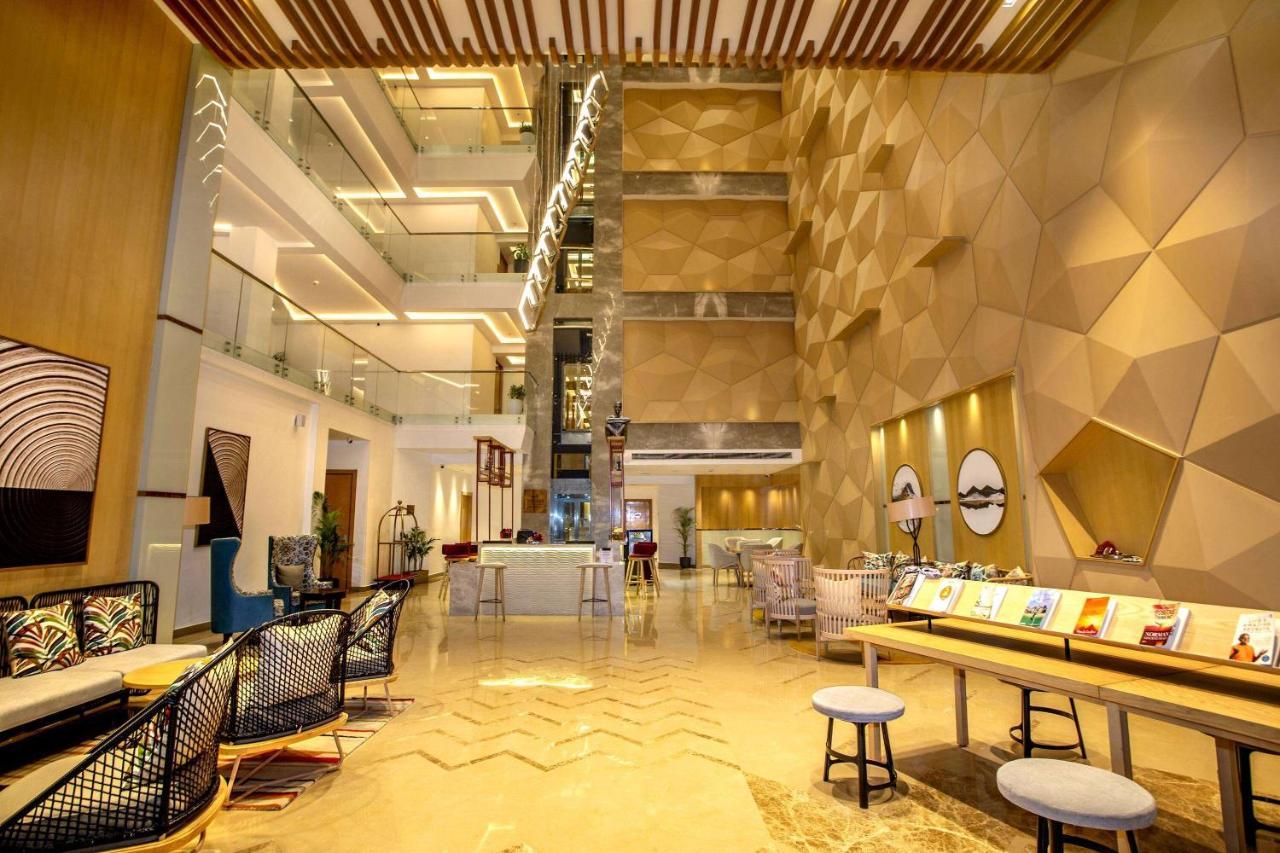 Ramada By Wyndham Katra Station Road Hotel Buitenkant foto