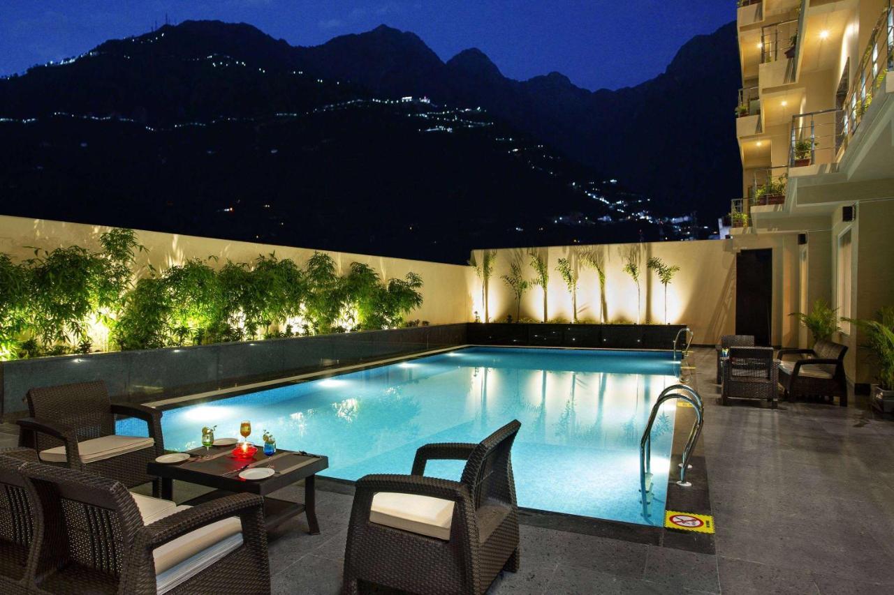 Ramada By Wyndham Katra Station Road Hotel Buitenkant foto