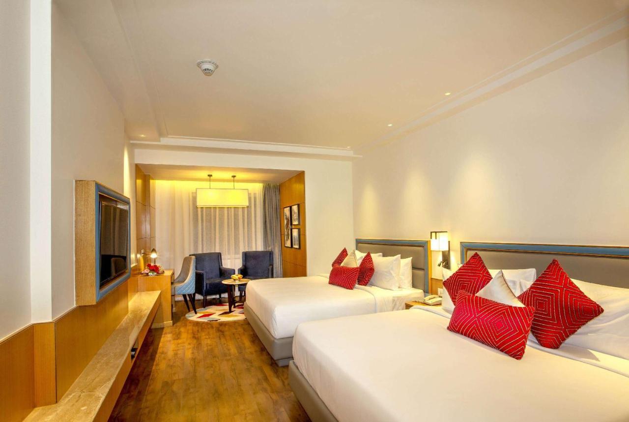 Ramada By Wyndham Katra Station Road Hotel Buitenkant foto