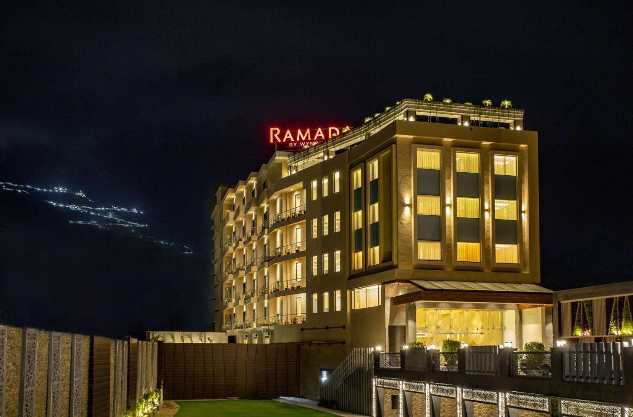 Ramada By Wyndham Katra Station Road Hotel Buitenkant foto