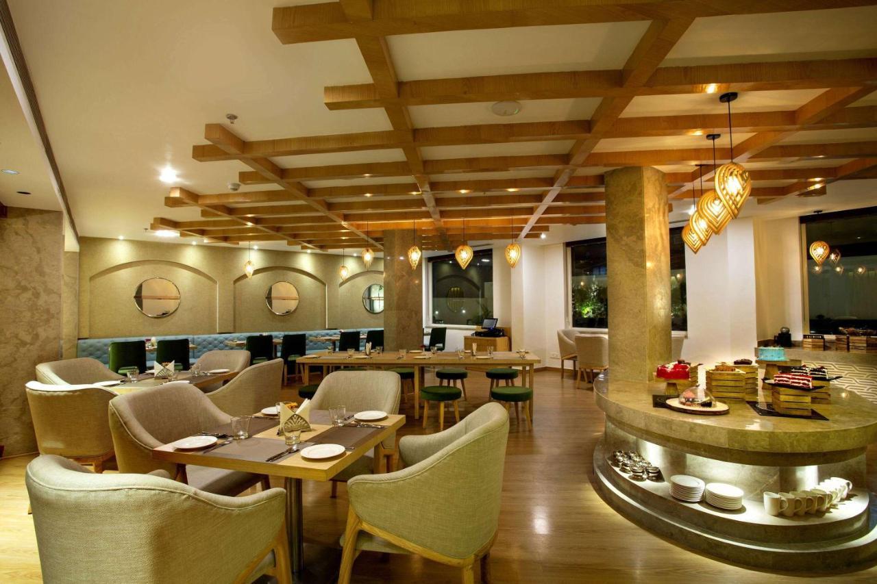 Ramada By Wyndham Katra Station Road Hotel Buitenkant foto