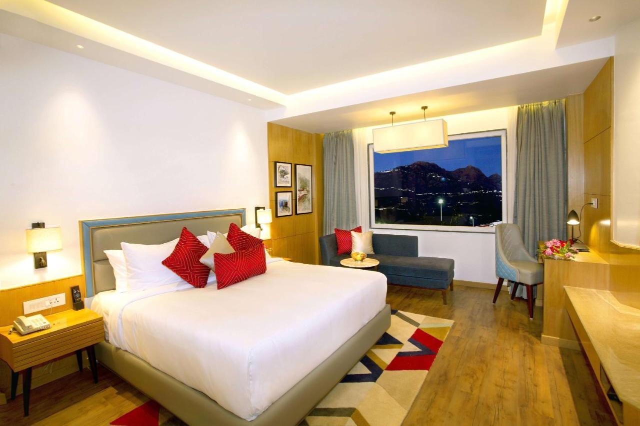 Ramada By Wyndham Katra Station Road Hotel Buitenkant foto
