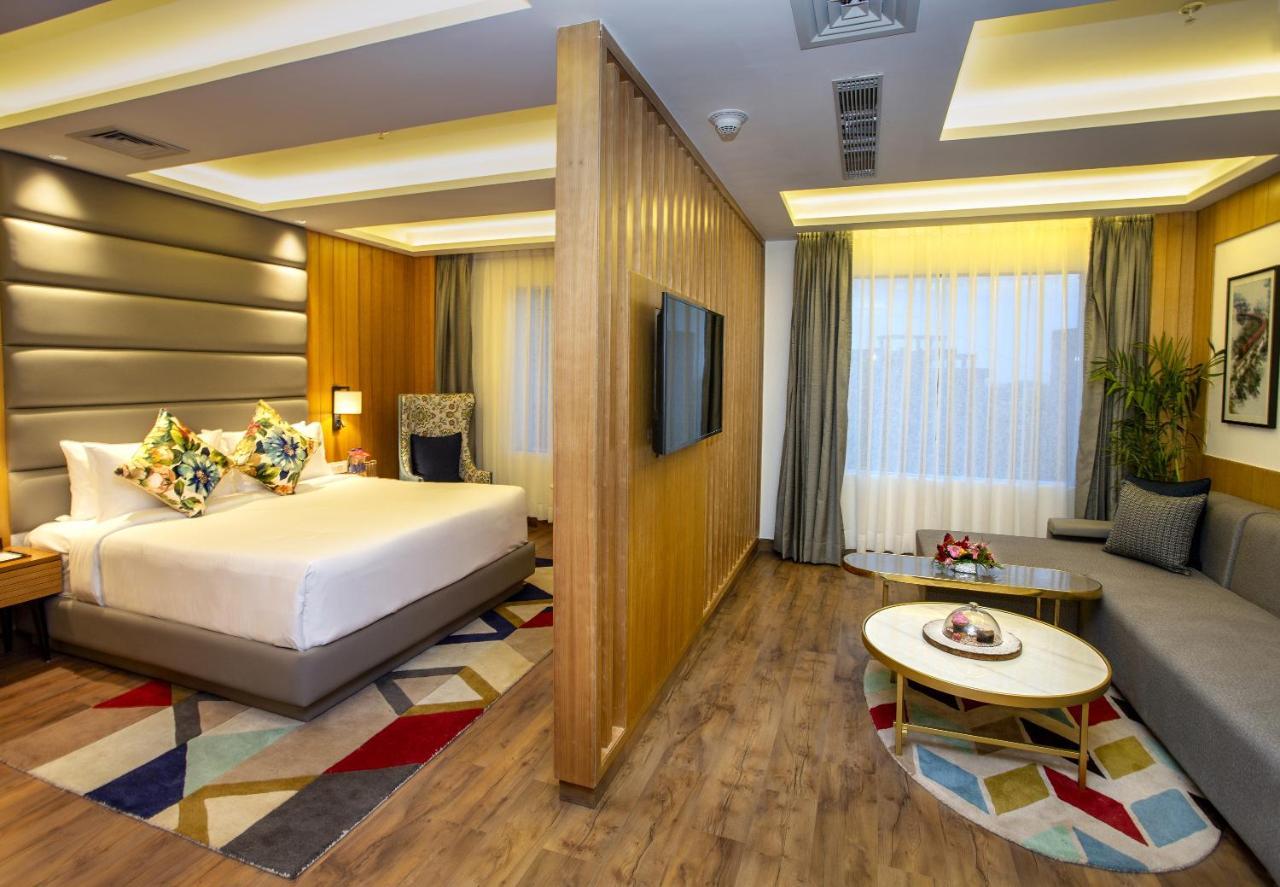 Ramada By Wyndham Katra Station Road Hotel Buitenkant foto