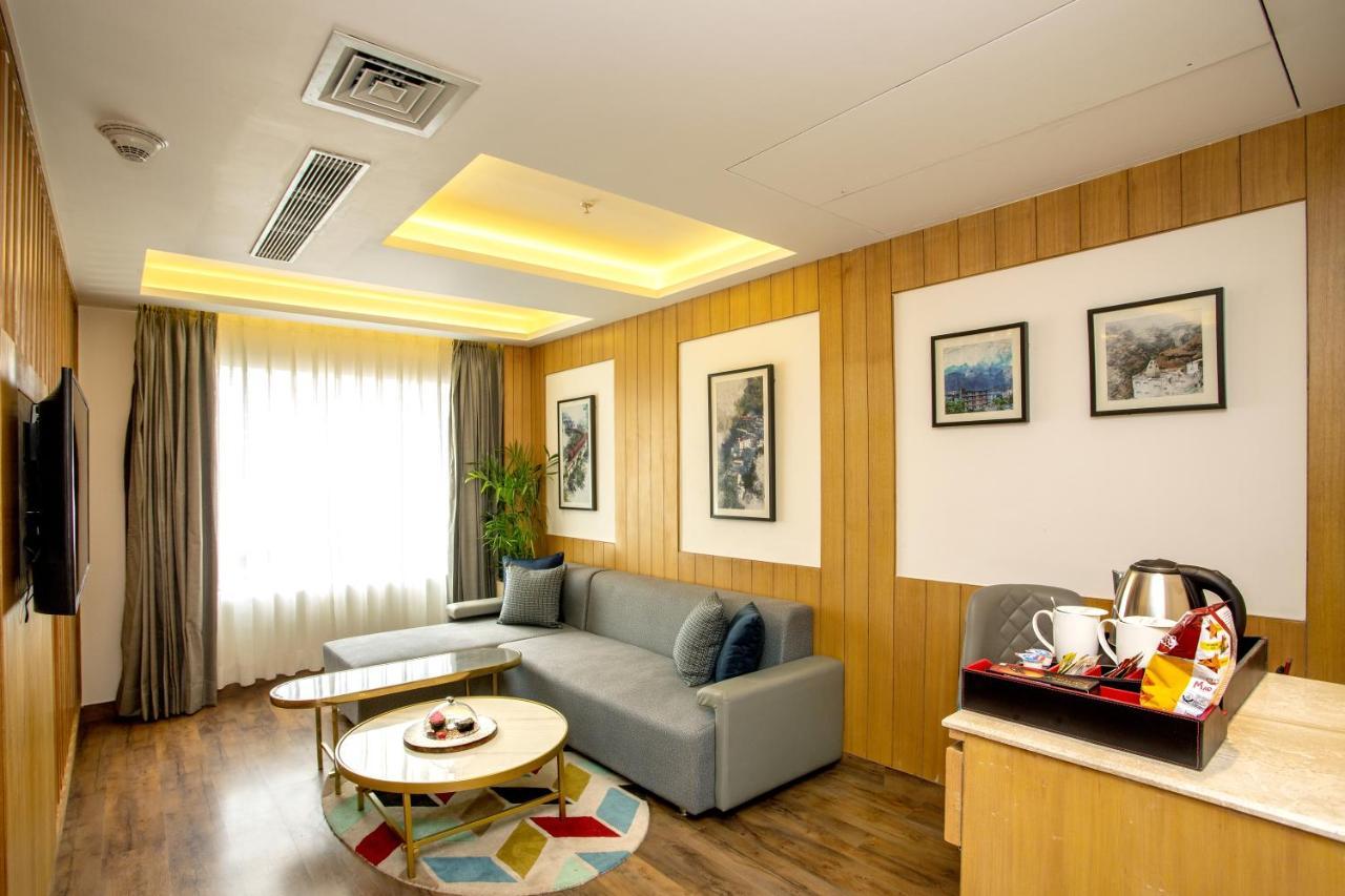 Ramada By Wyndham Katra Station Road Hotel Buitenkant foto