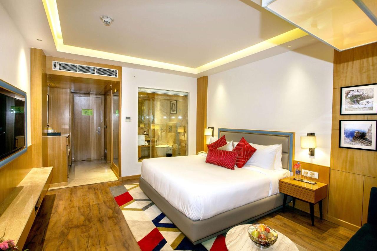 Ramada By Wyndham Katra Station Road Hotel Buitenkant foto