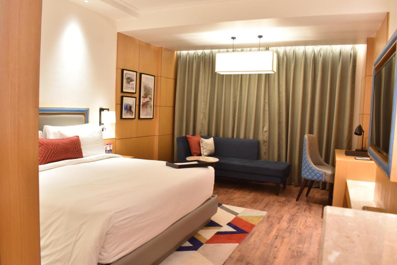 Ramada By Wyndham Katra Station Road Hotel Buitenkant foto