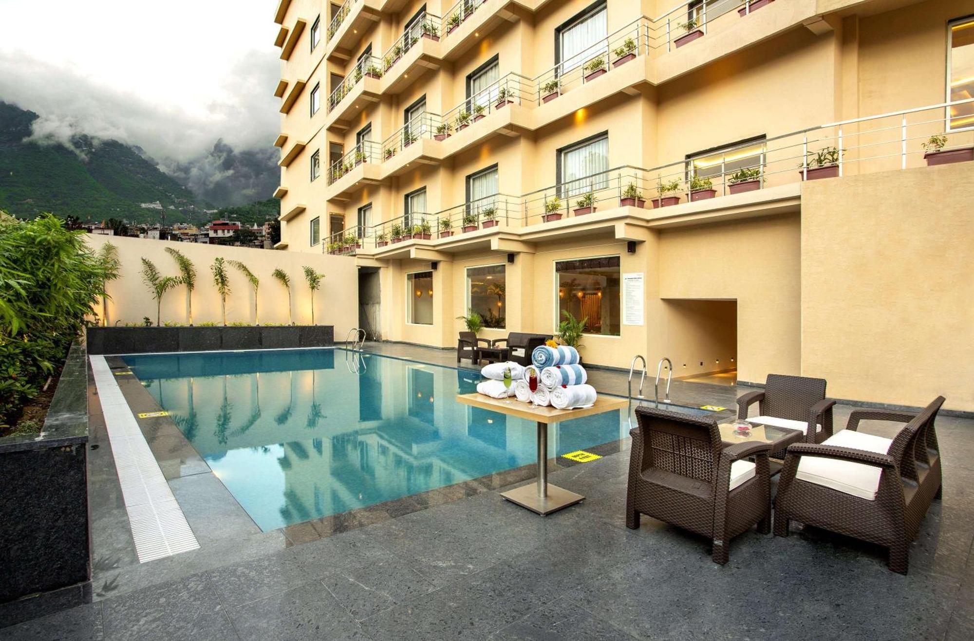 Ramada By Wyndham Katra Station Road Hotel Buitenkant foto